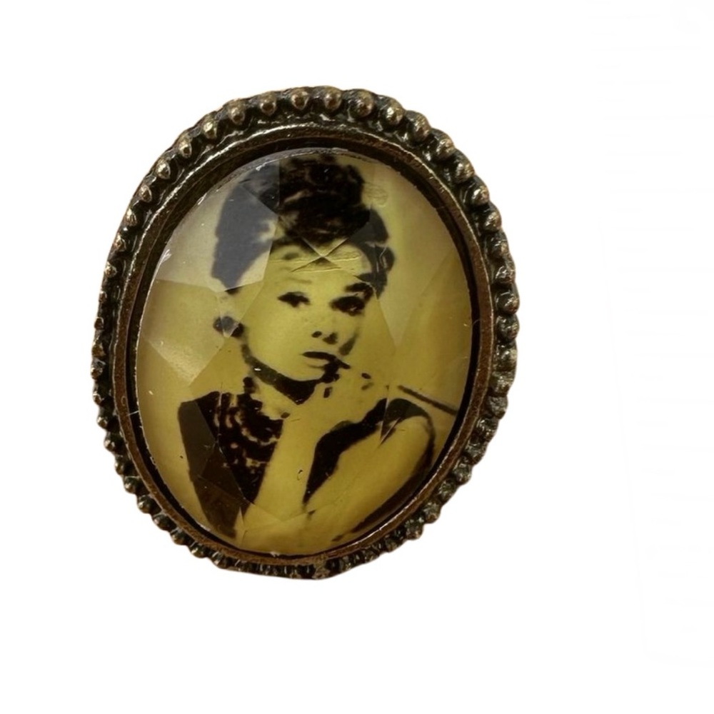 Audrey Hepburn Vintage Portrait Ring – Retro Iconic Cameo Statement Jewelry